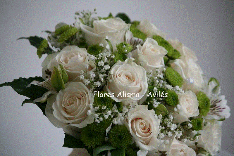 Ramo de novia de rosas y paniculata