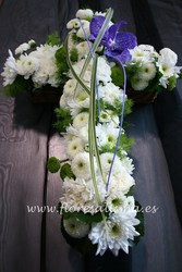 Cruz en tono blanco y flor variada
