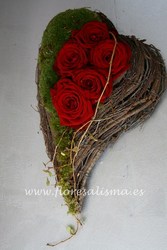 Corazón rústico con rosas rojas y musgo