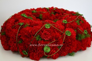 Corona con claveles rojos