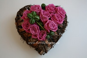 Corazón con rosas de color rosa 