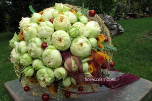 Ramo de novia de rosas en estructura metálica.  Flores Alisma - Avilés 