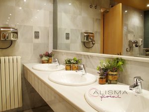 Decoración floral de baños para boda