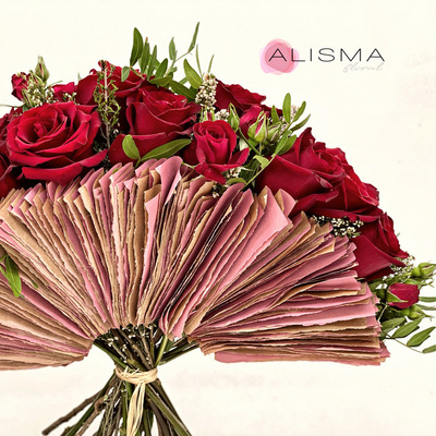 Ramo de rosas en estructura de abanico