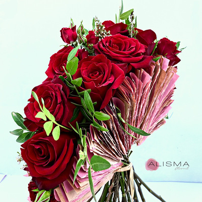 Ramo de rosas en estructura de abanico