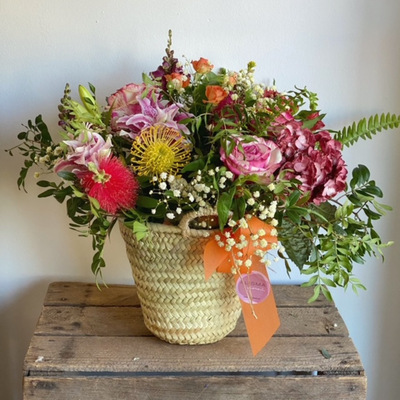 capazo con flores de temporada