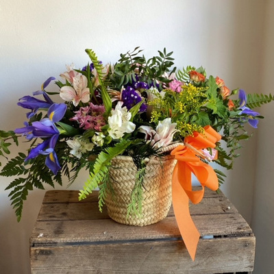 capazo con flores de temporada