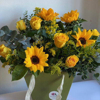 ramo de girasoles y rosas amarillas