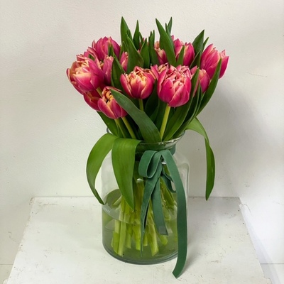 jarron con tulipanes