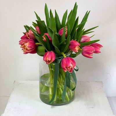 jarron con tulipanes