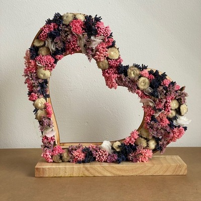 corazon de madera en tonos rosa