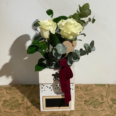 violetero de madera con rosas blancas