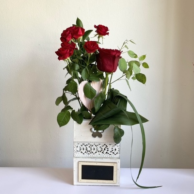 violetero de madera con rosas naturales