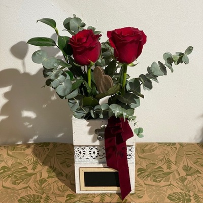 violetero de madera con rosas rojas