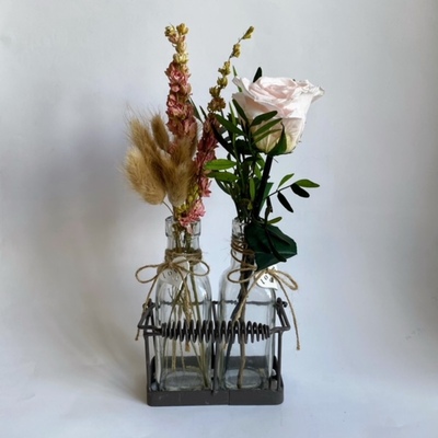 Juego de botellas de cristal con flores secas y preservadas