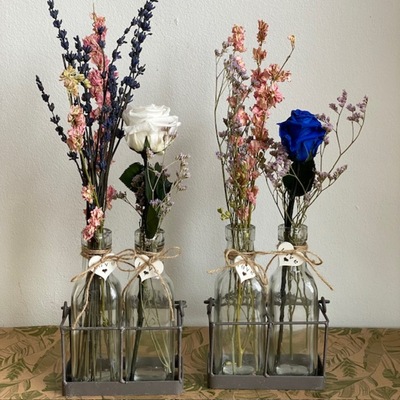 Juego de botellas de cristal con flores secas y preservadas