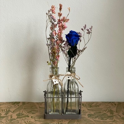Juego de botellas de cristal con flores secas y preservadas