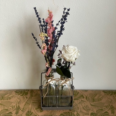 Juego de botellas de cristal con flores secas y preservadas