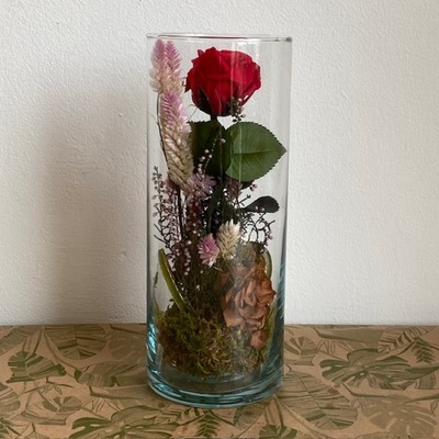 jarron de cristal con rosa eterna