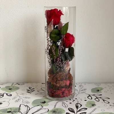 jarron de cristal con rosa eterna