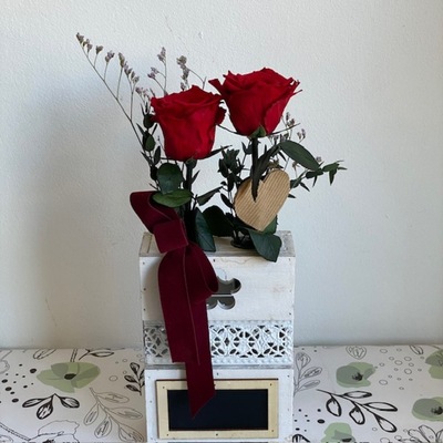 violetero con 2 rosas preservadas 