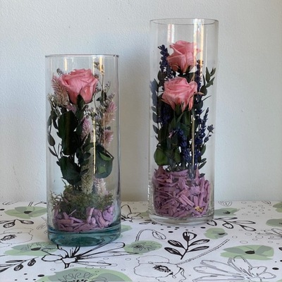 jarron de cristal con rosa eterna rosa