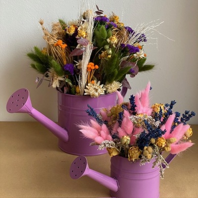 regadera de laton con flores secas y preservadas