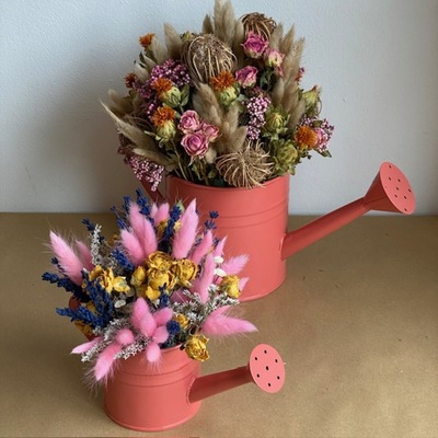 regadera de laton con flores secas y preservadas