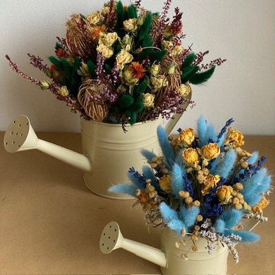 regadera de laton con flores secas y preservadas