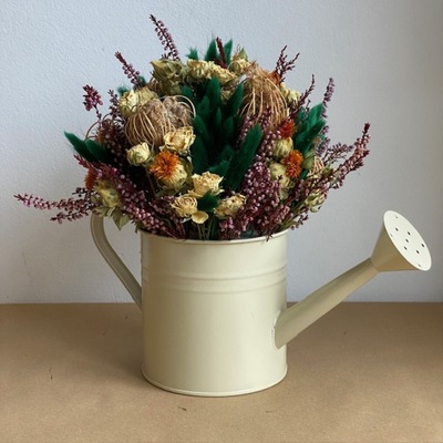 regadera de laton con flores secas y preservadas
