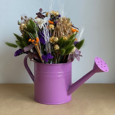 regadera de laton con flores secas y preservadas