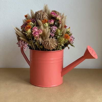 regadera de laton con flores secas y preservadas