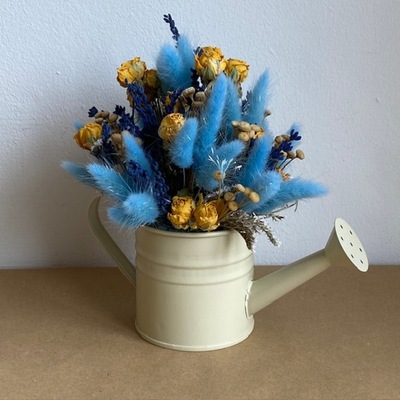 regadera de laton con flores secas y preservadas