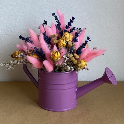 regadera de laton con flores secas y preservadas