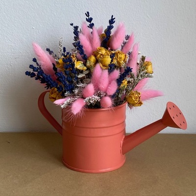 regadera de laton con flores secas y preservadas