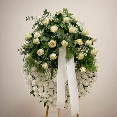 corona-funeraria-blanca-de-rosas-y-claveles-flores-alisma-aviles