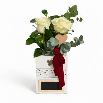 violetero de madera con rosas naturales