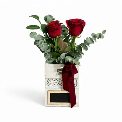 violetero de madera con rosas naturales