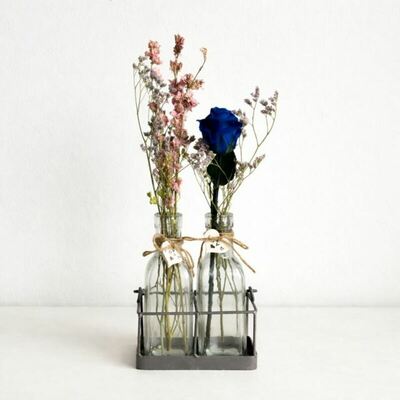 Juego de botellas de cristal con flores secas y preservadas