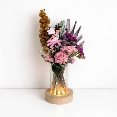 violetero-con-luz-y-flor-seca-y-preservada