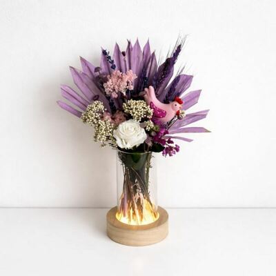 violetero-con-luz-y-flor-seca-y-preservada