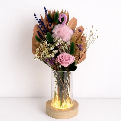 violetero-con-luz-y-flor-seca-y-preservada