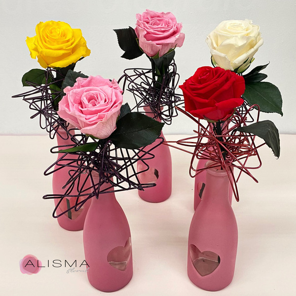 Violetero de cristal con rosa preservada