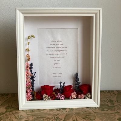 Cuadro con flores secas y preservadas y dedicatoria 