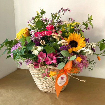 Capazo con flores de temporada