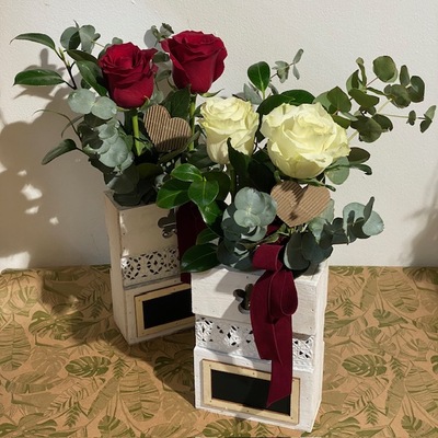 Violetero de madera con  Rosas Naturales