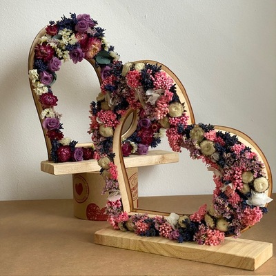 Corazón de madera con flores preservadas