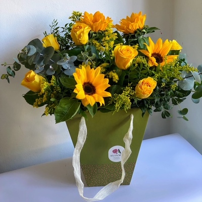 Ramo de Girasoles y Rosas Amarillas en bolsa