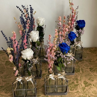 Juego de botellas con flores secas