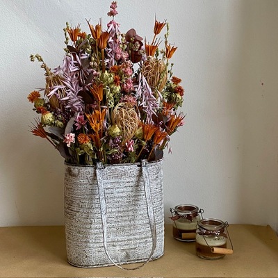 Bolsa de zinc con flores secas y preservadas